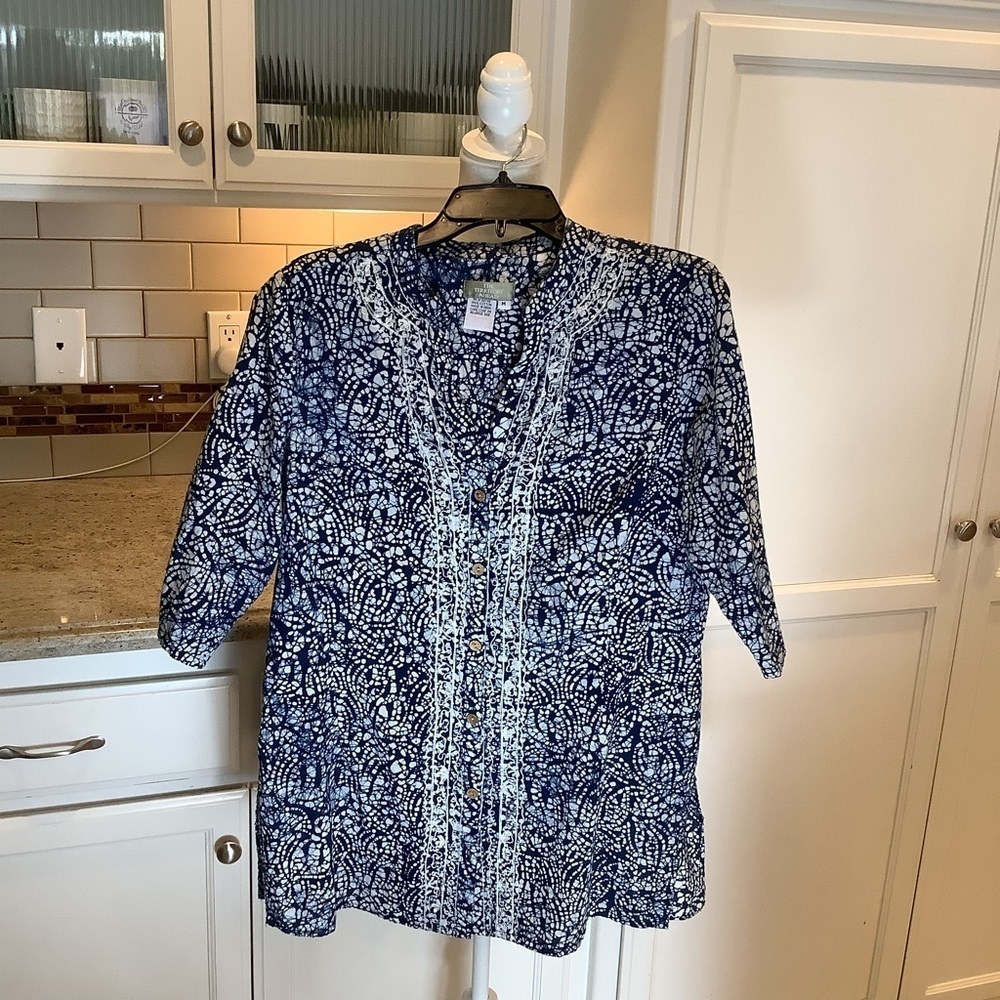 The Territory Ahead Blue and White Button Up Shirt Size Medium Cotton